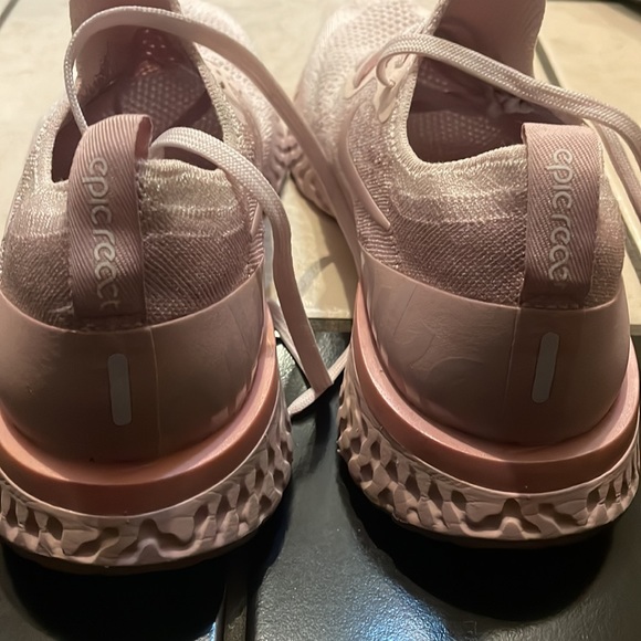 Nike Epic React light pink shoes - Picture 2 of 6